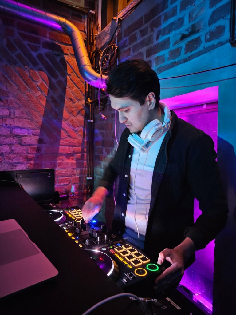 Hitta DJ, Karim Waylee